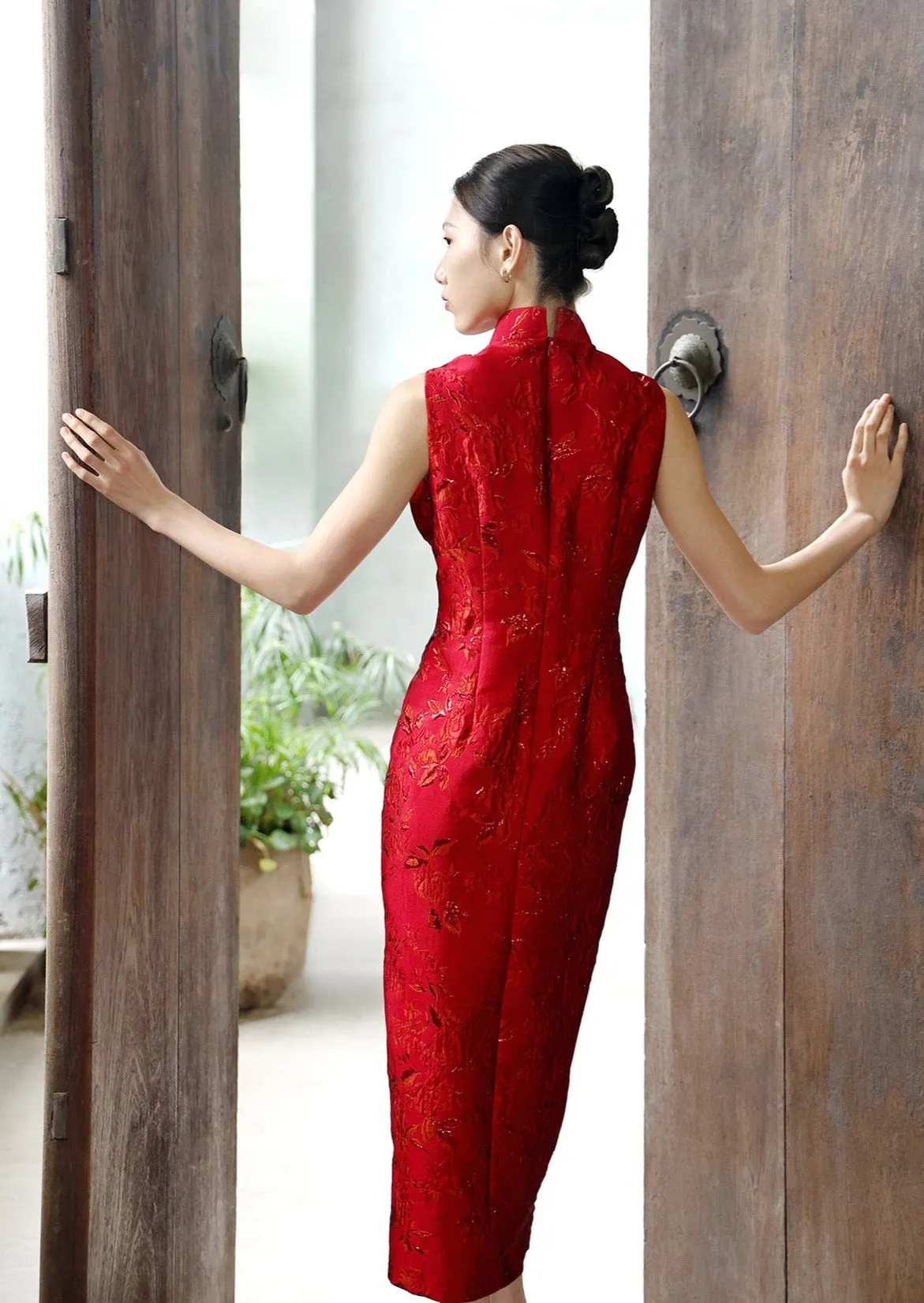 Canna Sleeveless Brocade Qipao