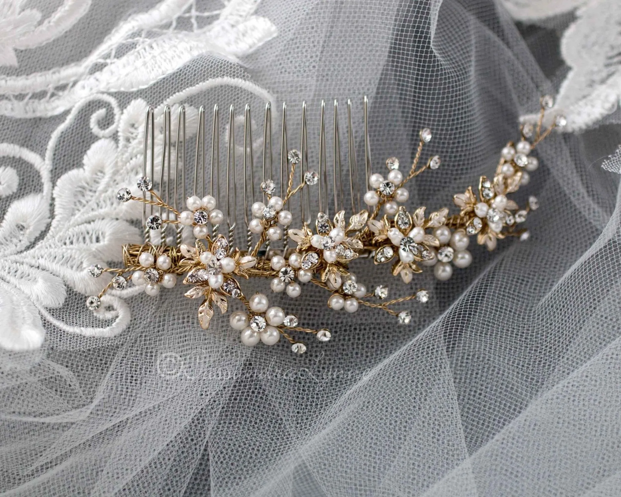 Delicate Wedding Hair Comb with Pearls