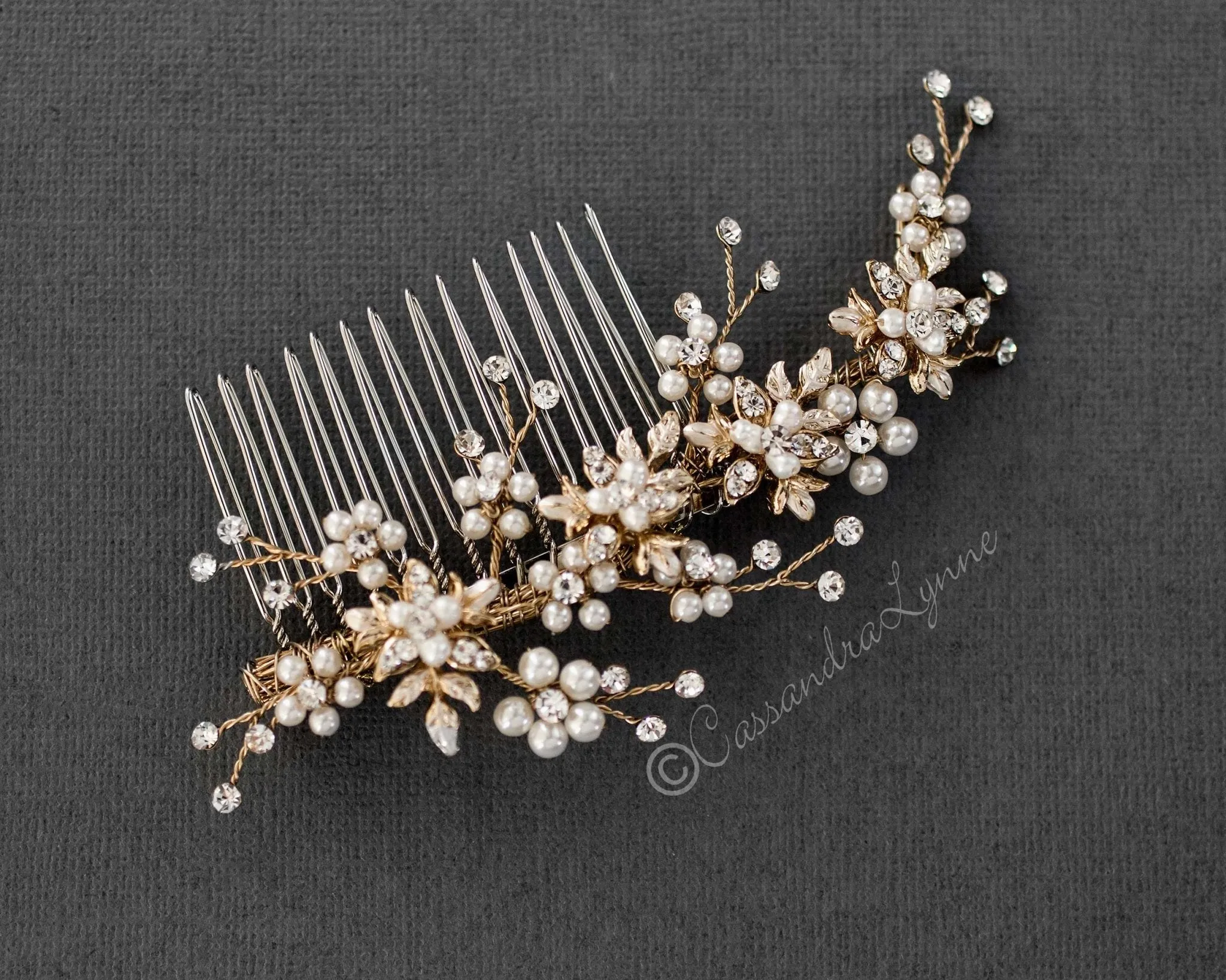 Delicate Wedding Hair Comb with Pearls