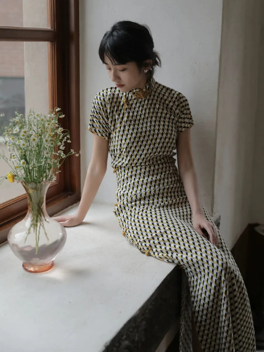 Duo Lun 多伦 1930s Retro Patterned Cotton Silk Short Sleeve Qipao