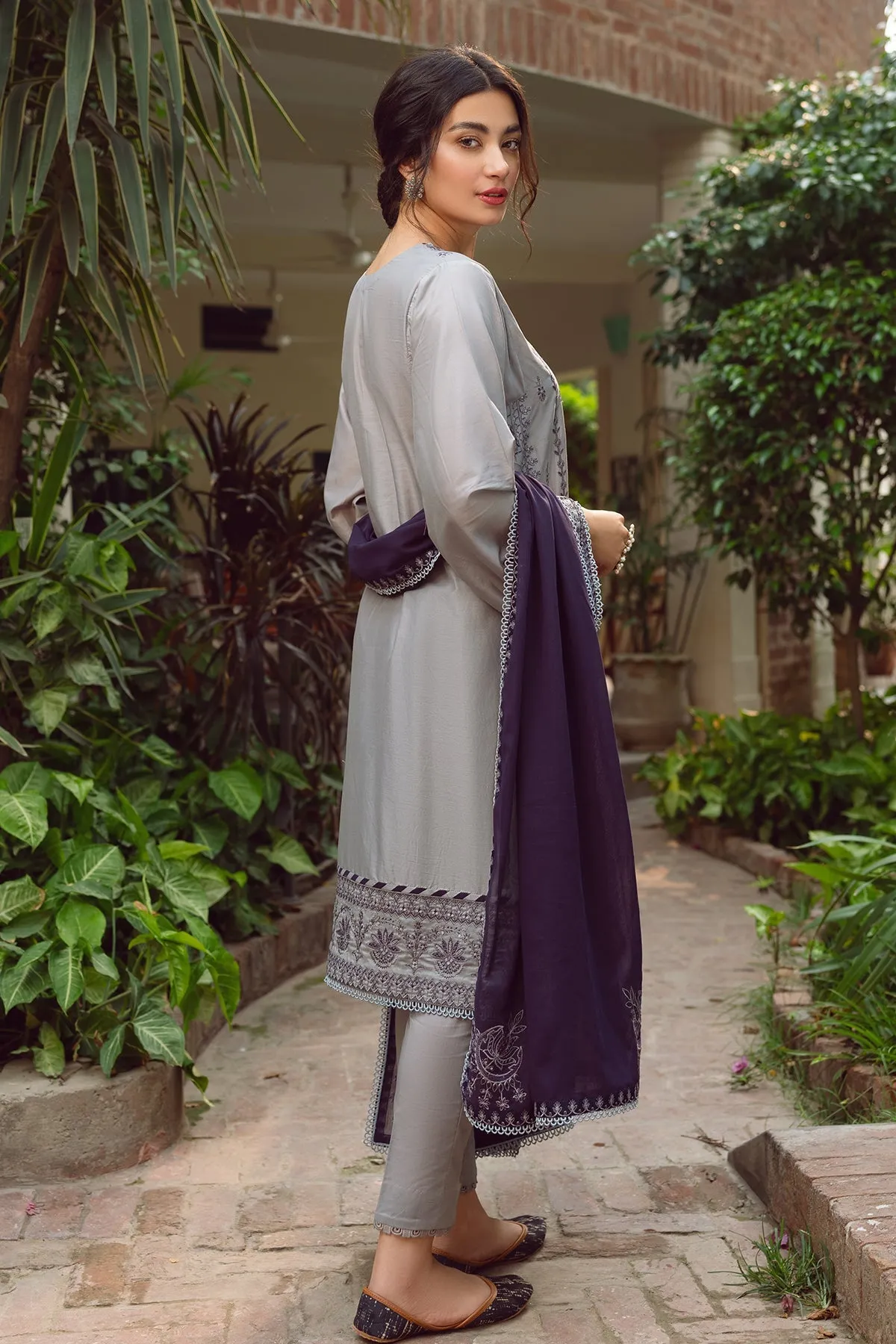 Embroidered Lawn IL-SS23-D1