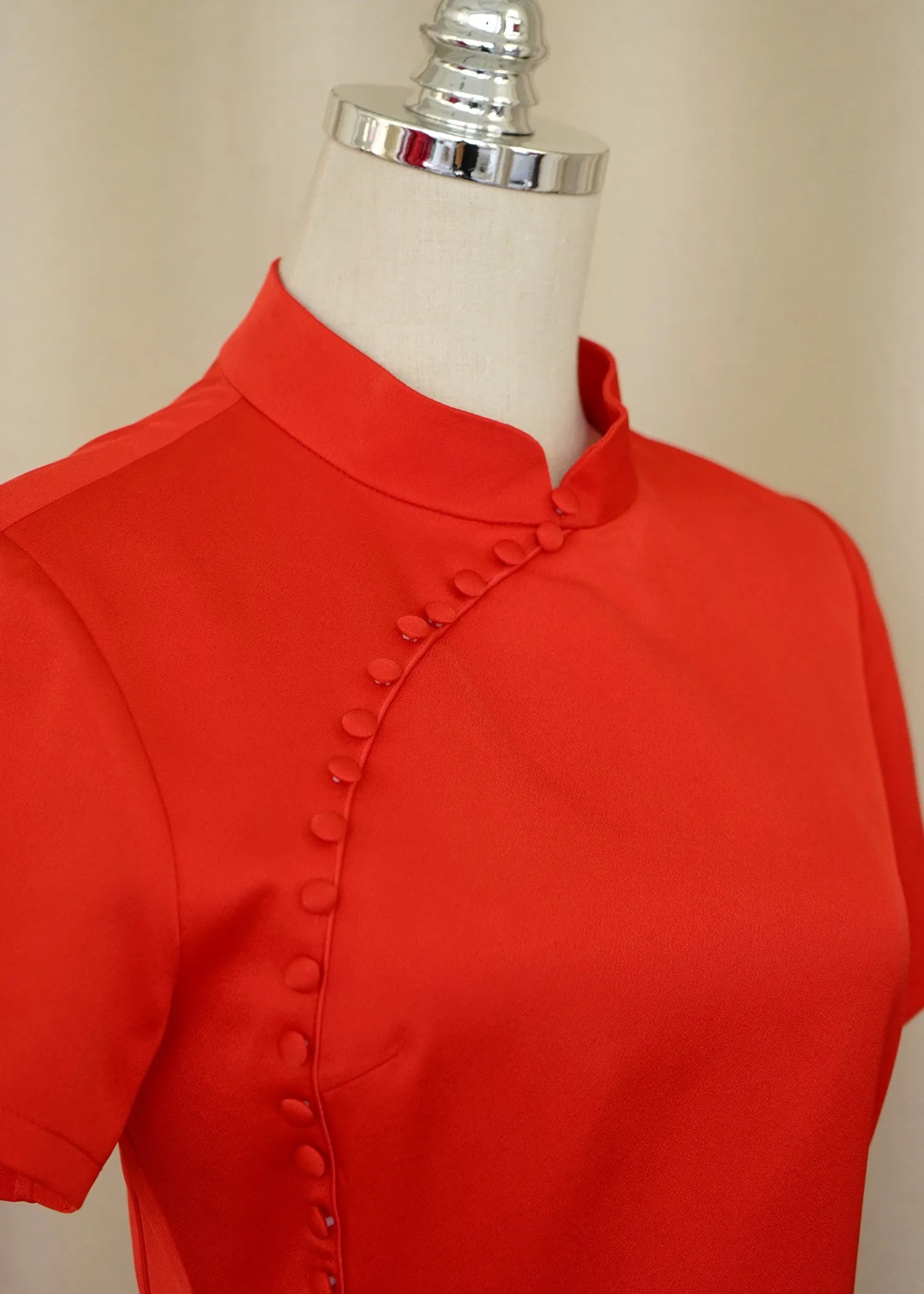 (FW 24 ACTIVE) Geranium Short Sleeve Qipao w Buttons (Red) - RTW