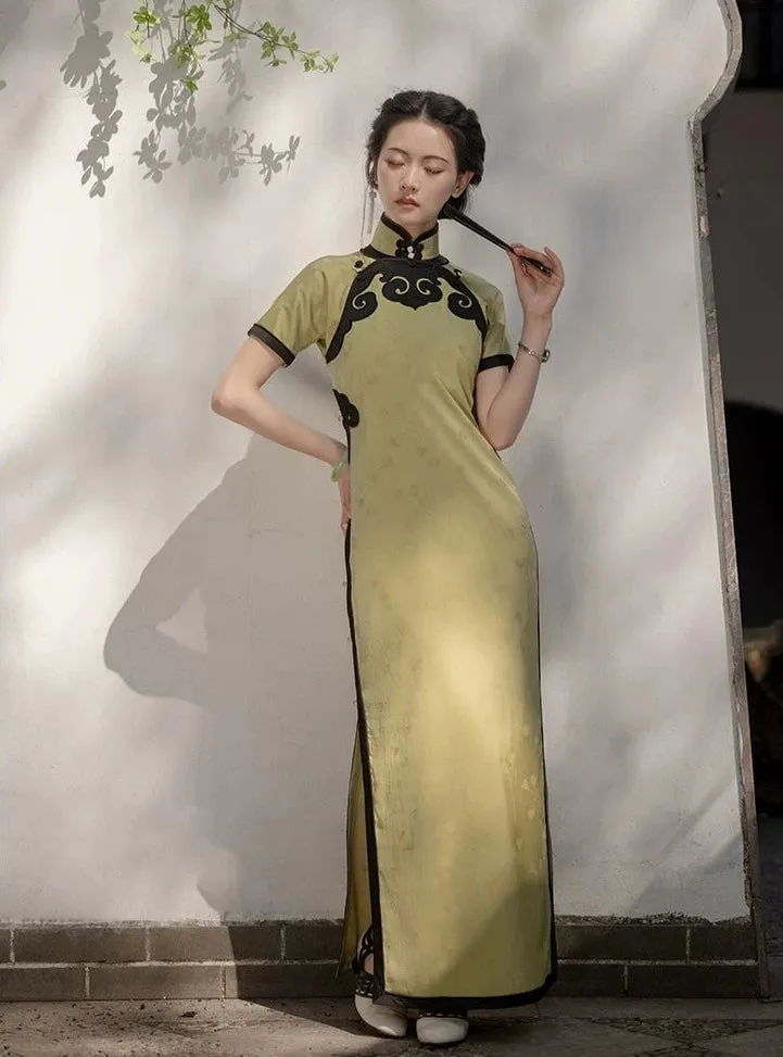 Qiu Xiang 秋香 Autumn Fragrance 1920s Cloud Trim Qipao