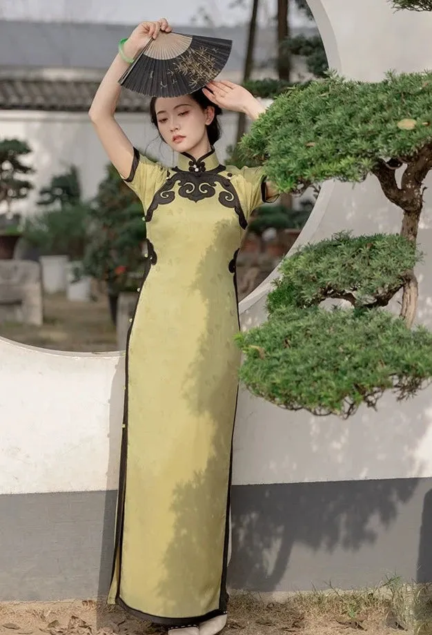 Qiu Xiang 秋香 Autumn Fragrance 1920s Cloud Trim Qipao